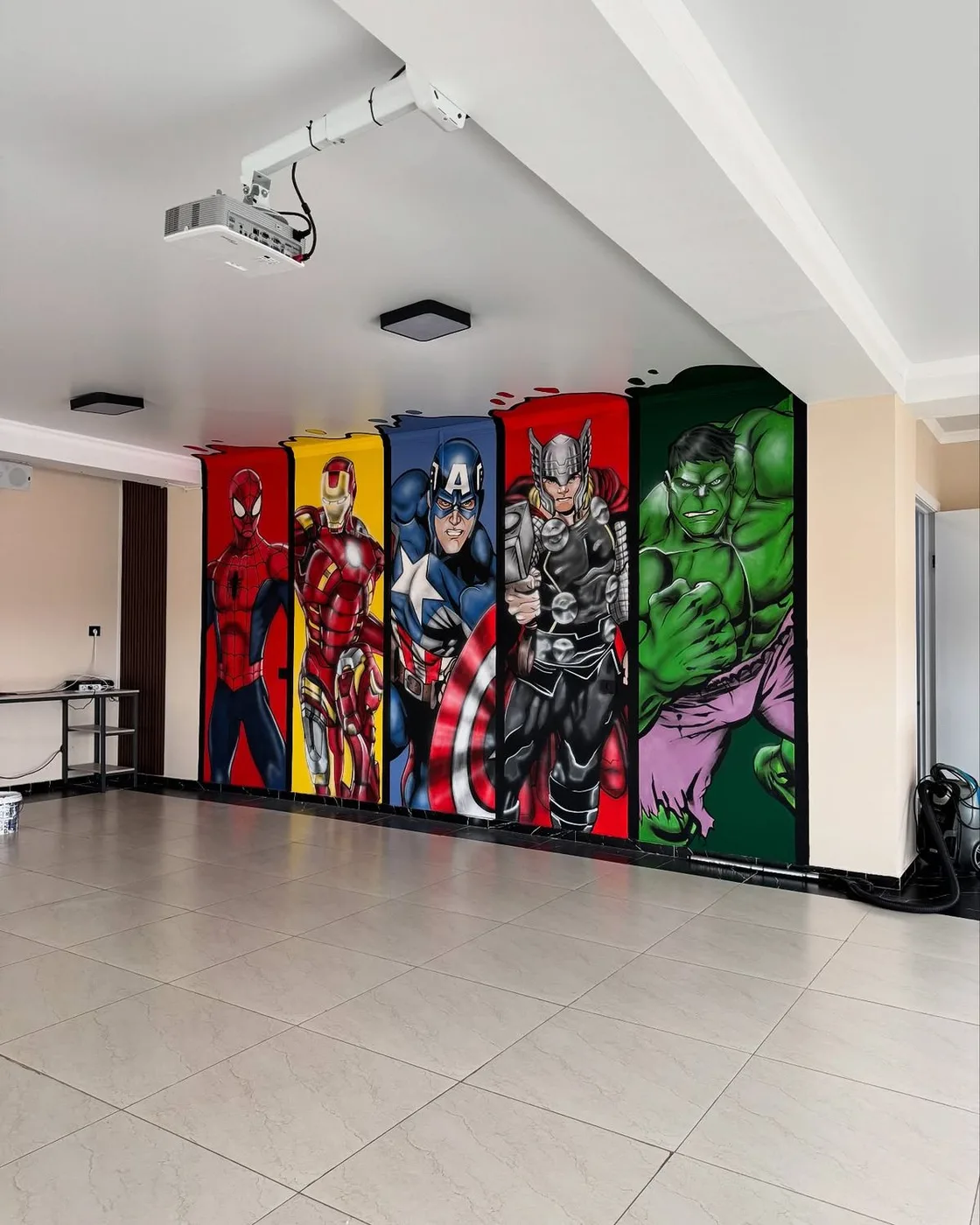 Couloir decore d une fresque de super-heros