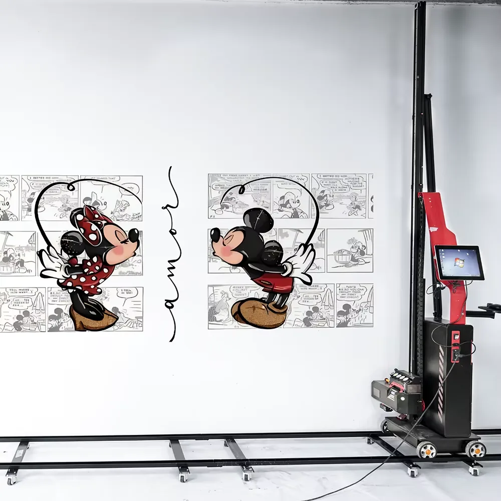 Fresque Mickey et Minnie imprimee sur un mur blanc, machine d impression visible sur son rail